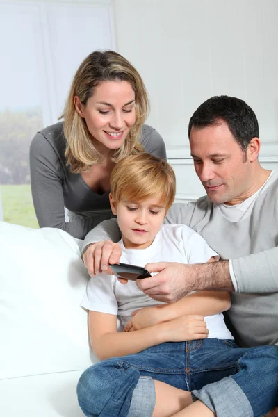 Οικογένεια παίζει βίντεο παιχνίδι στο smartphone — Φωτογραφία Αρχείου