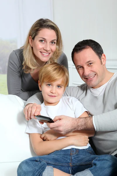 Smartphone üzerinde video oyunu oynarken aile — Stok fotoğraf