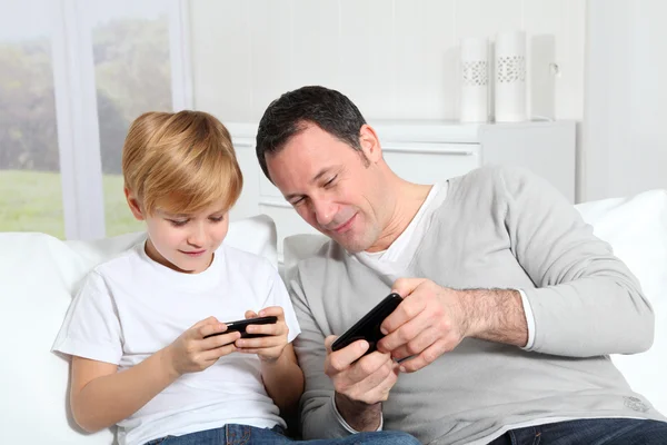 Vader en zoon spelen videospel thuis — Stockfoto