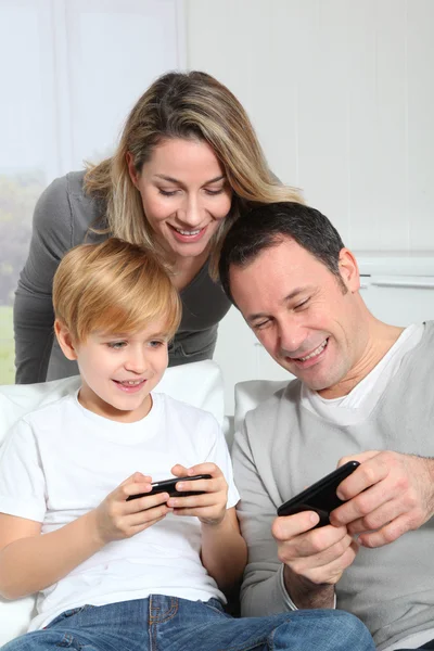 Familie afspelen van video game op smartphone — Stockfoto