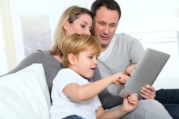 Родители и маленький мальчик с помощью электронного счета — стоковое фото