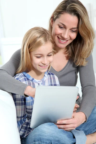 Madre e figlia utilizzando scheda elettronica — Foto Stock