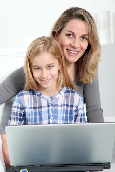 Madre e figlia navigare su internet — Foto Stock