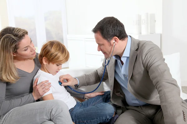 Médico examinando menino doente — Fotografia de Stock