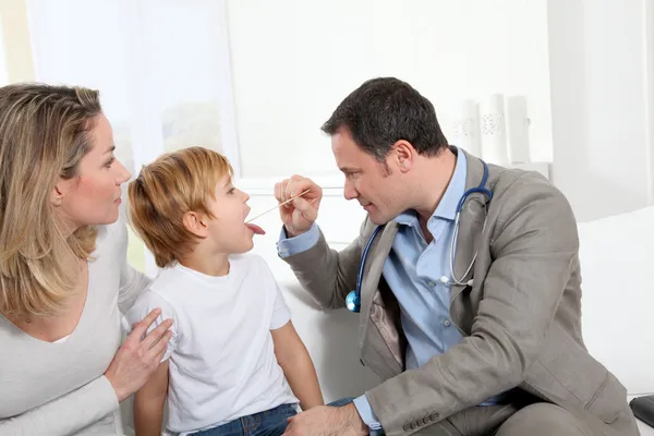 Arts behandeling van kleine jongen keel — Stockfoto