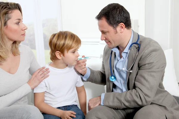 Lekarz przy temperaturze mały chłopiec — Zdjęcie stockowe