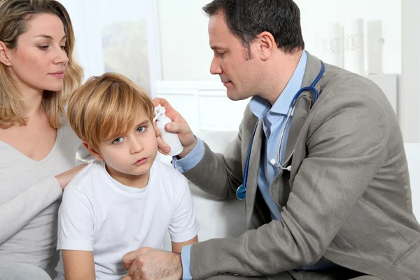 Lekarz cheking mały chłopiec zapalenie ucha — Zdjęcie stockowe