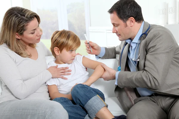 Orvos tesz injekciós vakcina kisfiú — Stock Fotó