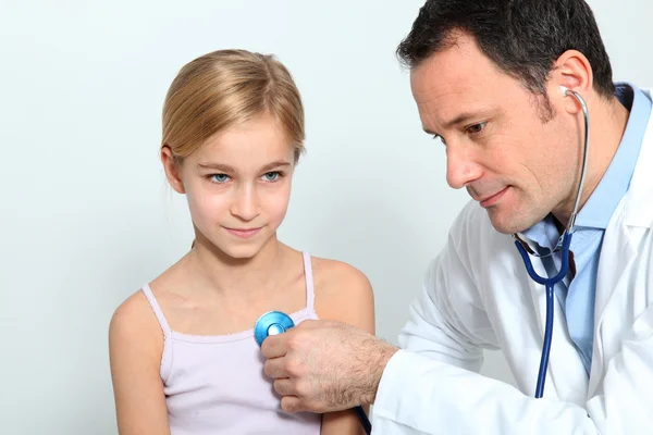 Arzt überprüft kleine Mädchen beim Atmen — Stockfoto