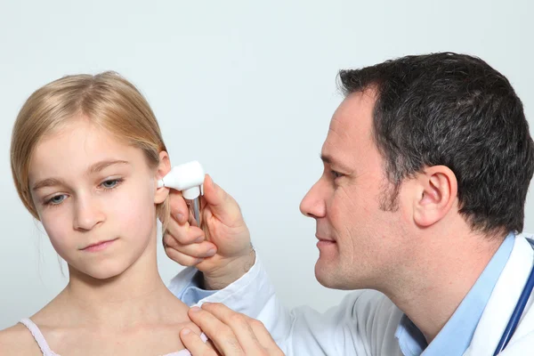 Orvos csinál gyermek orvosi kivizsgálás — Stock Fotó