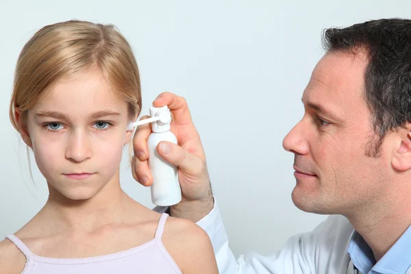 Θεράπων μικρό κορίτσι μόλυνση αυτιών — Φωτογραφία Αρχείου