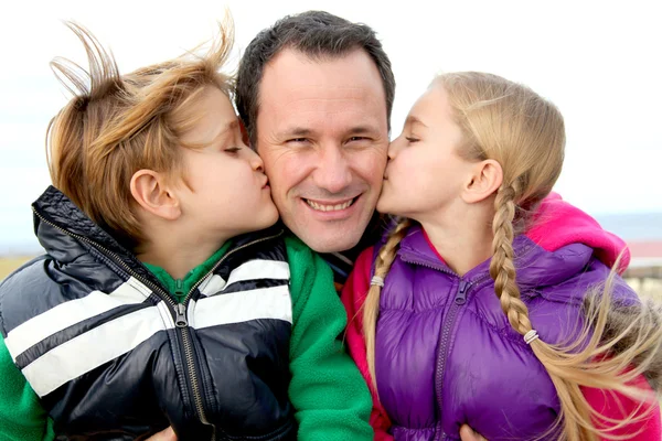 Kids giving a kiss to their daddy — Stock Photo, Image