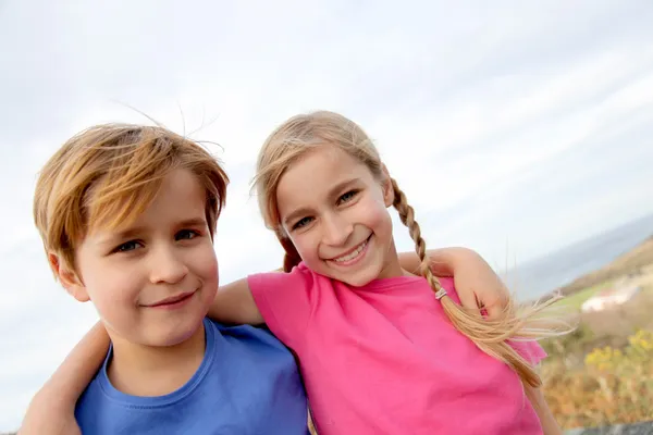 Retrato irmão e irmã na hora de verão — Fotografia de Stock