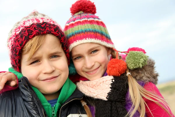 Broer en zus portret in de winter — Stockfoto