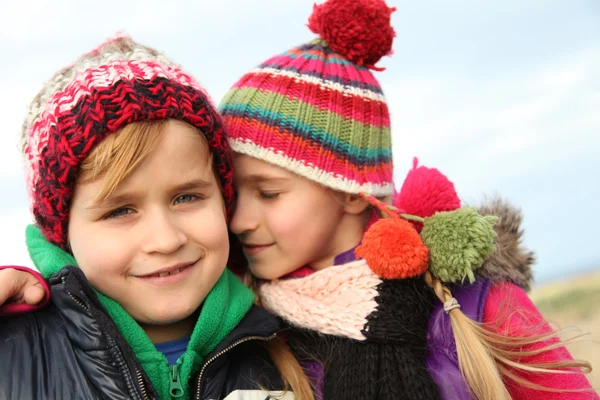 Bror och syster porträtt på vintern — Stockfoto