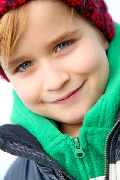 Yün şapka giymiş sarışın çocuk portresi — Stok fotoğraf