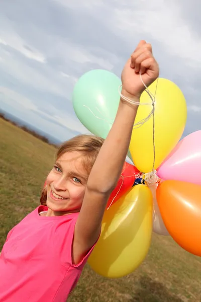 Klein meisje ballonnen stak op het platteland — Stockfoto