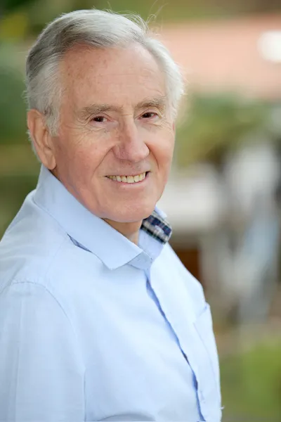 Portrait of smiling elderly man — Stock Photo, Image