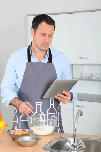 Hombre mirando receta en internet — Foto de Stock