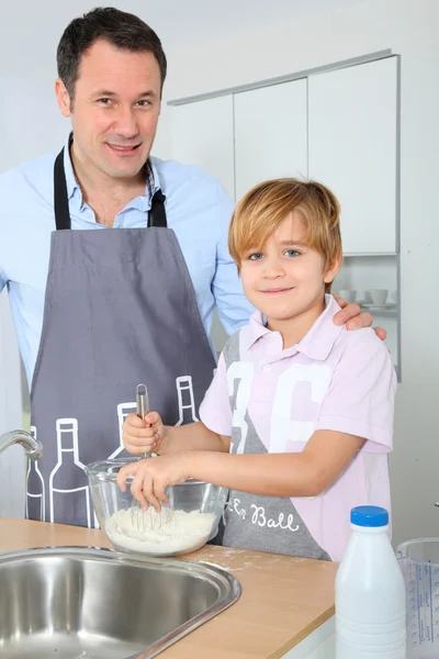Padre e hijo preparando pastel en la cocina —  Fotos de Stock