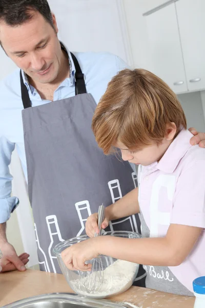 Pai e filho preparando bolo na cozinha — Fotografia de Stock