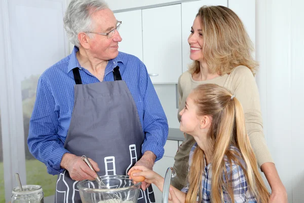 Dědeček, matka a dcera, pečení — Stock fotografie