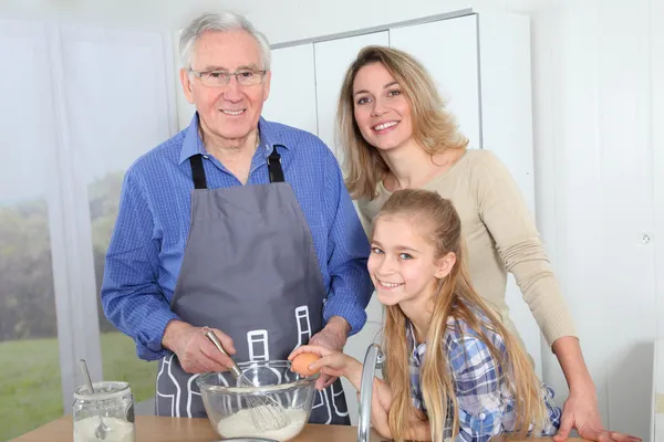 Grootvader, moeder en dochter bakken — Stockfoto