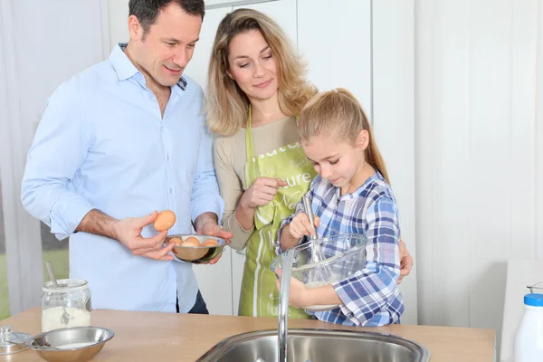 Rodiče a dcera připravují jídlo v domácí kuchyni — Stock fotografie