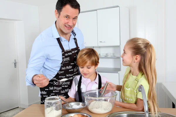 Батько і діти готують млинці — стокове фото