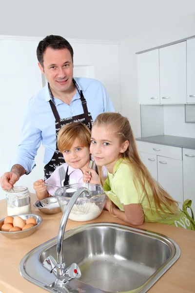 Father and children preparing pancakes — Stock Photo, Image