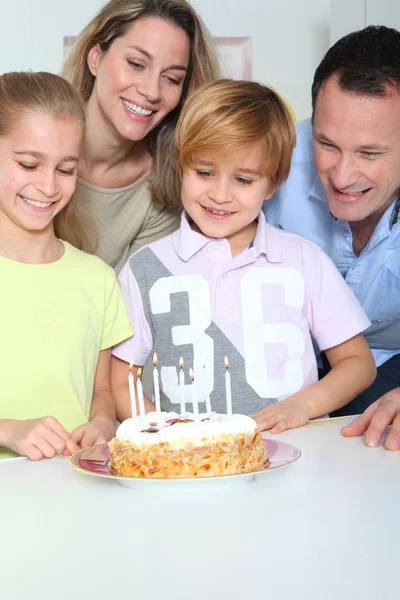 Születésnap ünneplése gyermek családi — Stock Fotó
