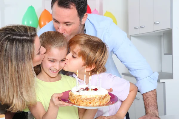 Keluarga merayakan ulang tahun anak — Stok Foto