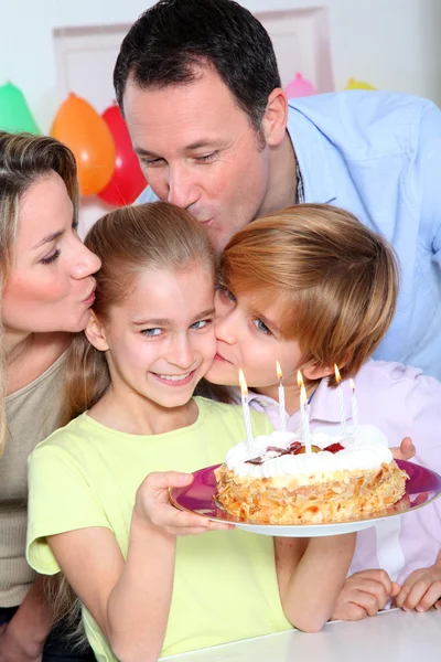 Familia celebrando el cumpleaños del niño — Foto de Stock