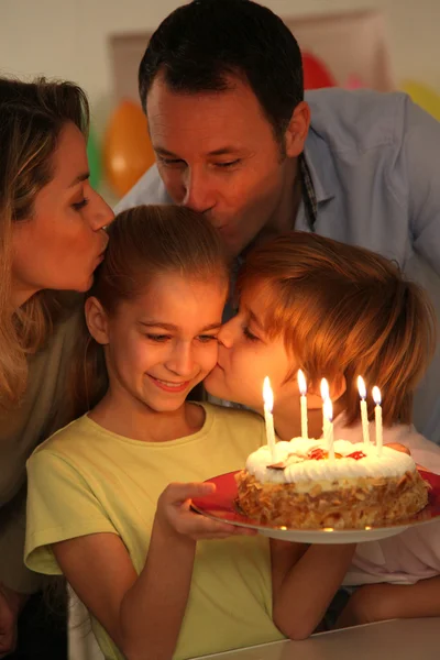 Οικογενειακή εορτασμού παιδιού γενέθλιά — Φωτογραφία Αρχείου