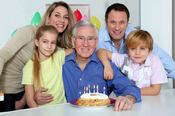 Aile kutluyor büyükbabamın doğum günü — Stok fotoğraf