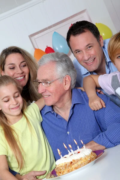 Familie feiert Großvaters Geburtstag — Stockfoto