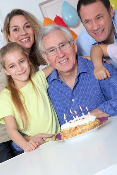 Familjen fira morfars födelsedag — Stockfoto