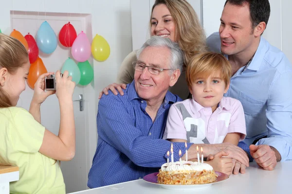 Liten flicka med bild av familjen på födelsedagsfirande — Stockfoto