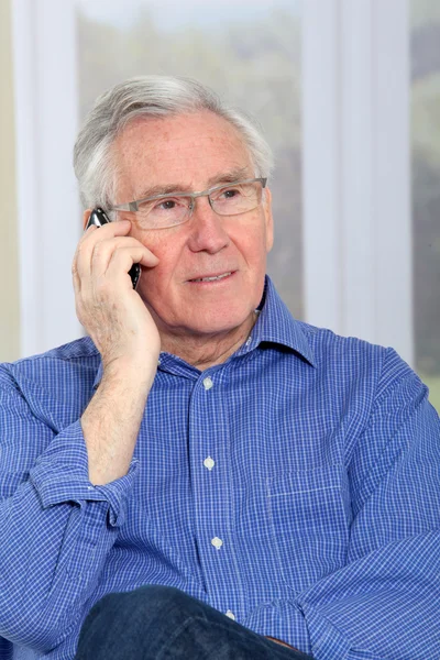 Anciano hablando por teléfono móvil — Foto de Stock