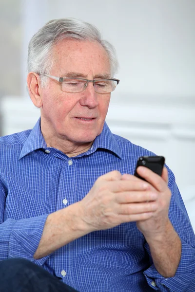 Homme âgé parlant sur téléphone portable — Photo