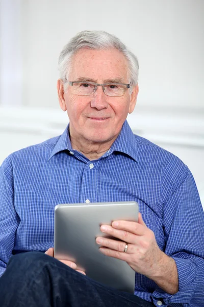 Ηλικιωμένος άνδρας που συνδέονται στο Διαδίκτυο με ηλεκτρονική καρτέλα — Φωτογραφία Αρχείου