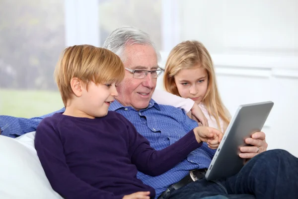 Nonno con figli con scheda elettronica — Foto Stock