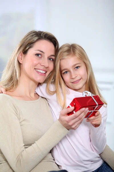 Petite fille offrant un cadeau à sa mère — Photo