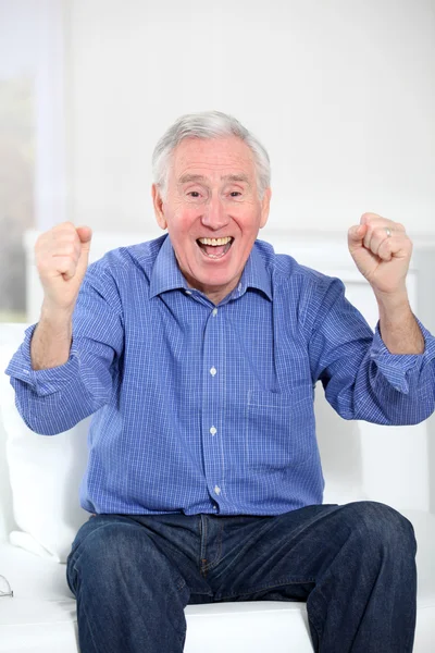 Mutatja a pozitivitás idős ember portréja — Stock Fotó