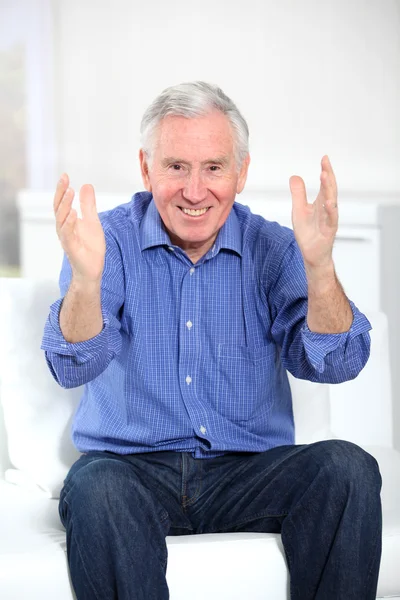 Pozitifliği gösterilen yaşlı bir adam portresi — Stok fotoğraf