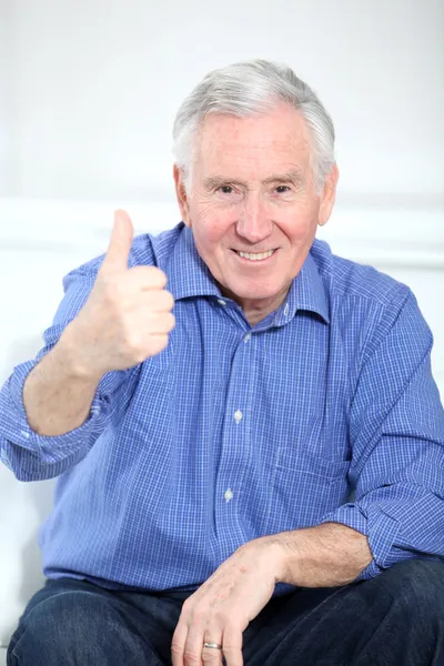 Portré, mosolygó idős ember hüvelykujját felfelé — Stock Fotó
