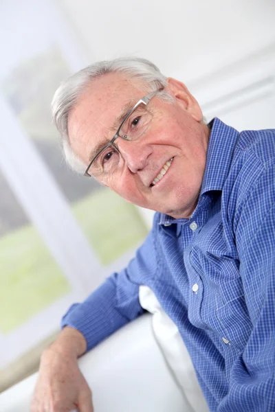 Porträtt av äldre man med glasögon — Stockfoto