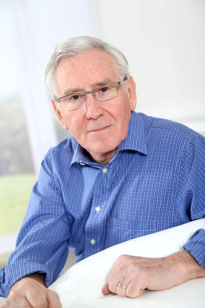 Portret van de bejaarde man met bril — Stockfoto