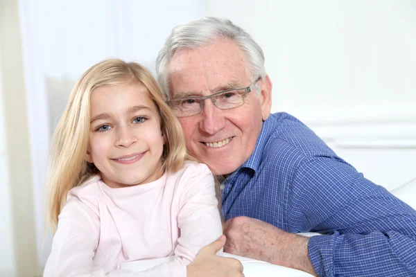 Retrato de niña rubia con abuelo — Foto de Stock
