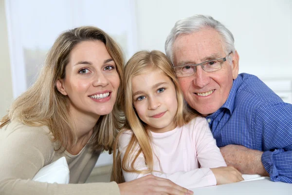 Porträtt av leende morfar, mamma och barn — Stockfoto